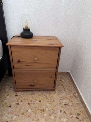 Dos mesitas de noche de madera.