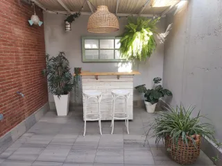 Barra de bar y 2 taburetes de jardín