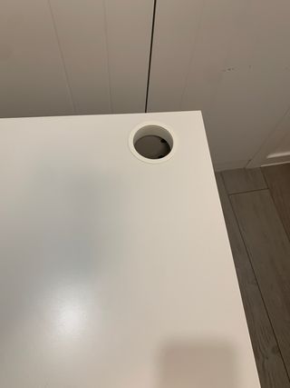 Escritorio blanco con cajón