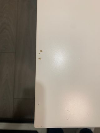 Escritorio blanco con cajón