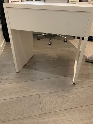 Escritorio blanco con cajón