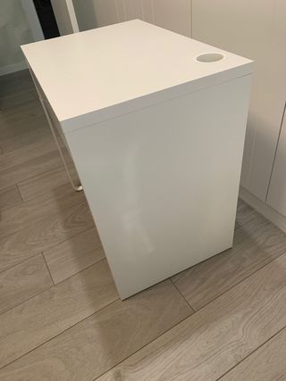 Escritorio blanco con cajón