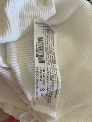 Crop top aderente bianco con etichette