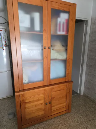 Vitrina de madera con puertas de cristal