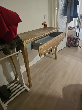 Mesa de entrada dorada estilo francés