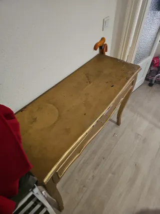 Mesa de entrada dorada estilo francés