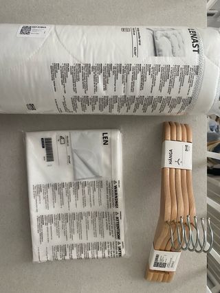 Edredón cuna + protector + perchas infantiles