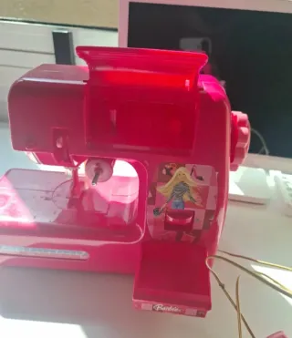 Máquina de coser Barbie con accesorios