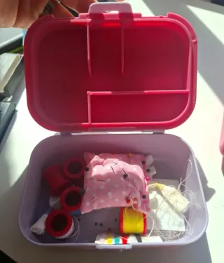 Máquina de coser Barbie con accesorios