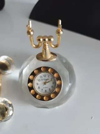 Figurita teléfono cristal dorado
