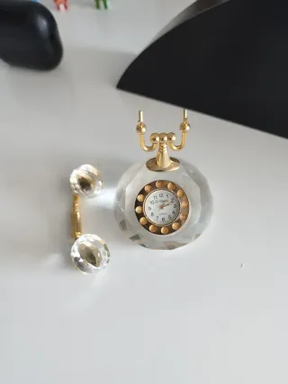 Figurita teléfono cristal dorado