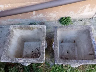 Coppia fioriere in cemento con decorazioni