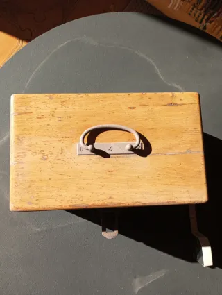 Caja de madera antigua con cerradura