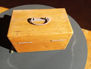 Caja de madera antigua con cerradura