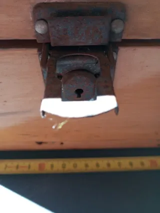 Caja de madera antigua con cerradura