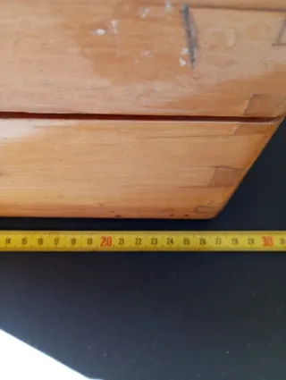 Caja de madera antigua con cerradura