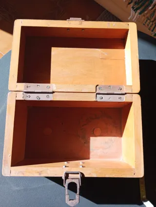 Caja de madera antigua con cerradura