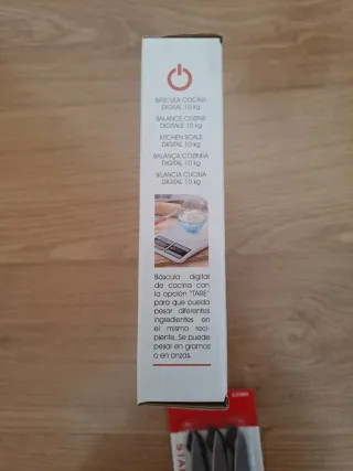 Bilancia da cucina e 6 coltelli