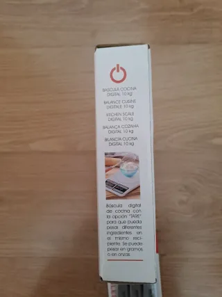 Bilancia da cucina e 6 coltelli