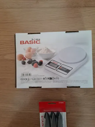 Bilancia da cucina e 6 coltelli