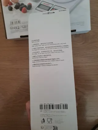 Bilancia da cucina e 6 coltelli