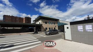 Garaje en alquiler en Milán - Pumarín - Teatinos en Oviedo