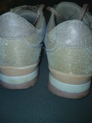 Zapatillas deportivas rosas y plateadas con brillo