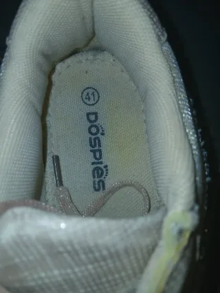 Zapatillas deportivas rosas y plateadas con brillo