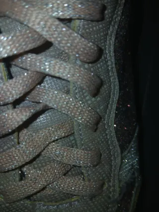 Zapatillas deportivas rosas y plateadas con brillo