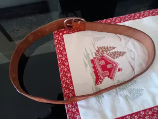 Cintura in pelle marrone con fibbia