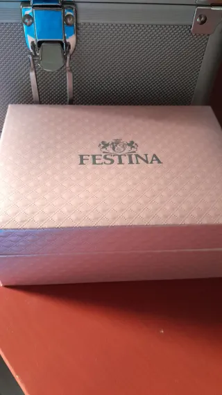 Reloj Festina con caja y certificado