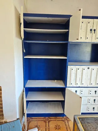 Mueble de salón azul y blanco