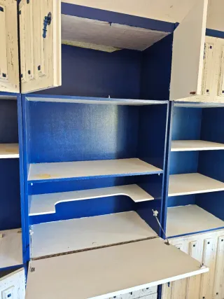Mueble de salón azul y blanco