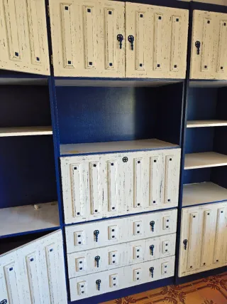 Mueble de salón azul y blanco