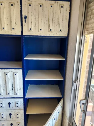 Mueble de salón azul y blanco