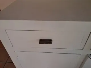 Cómoda de madera pintada.