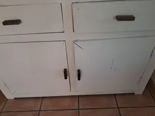 Cómoda de madera pintada.