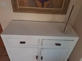 Cómoda de madera pintada.