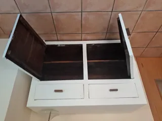 Cómoda de madera pintada.