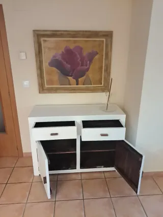 Cómoda de madera pintada.