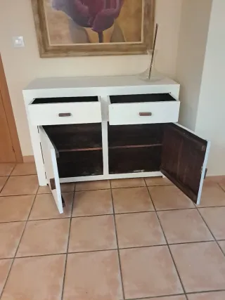 Cómoda de madera pintada.
