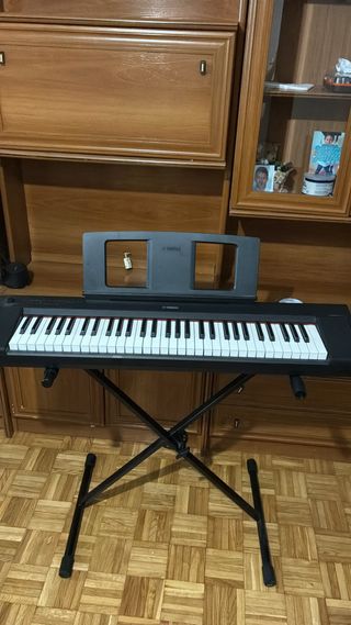 Piano Yamaha con soporte