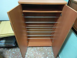 Zapatero de madera con puertas