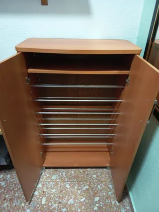 Zapatero de madera con puertas