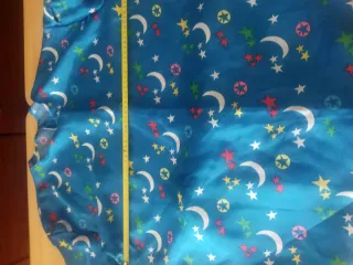 Túnica o tela con lunas y estrellas