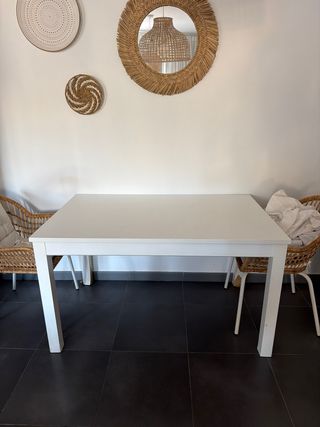 Mesa de comedor blanca de madera extensible
