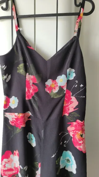 Mono Guess de gasa negro con flores.