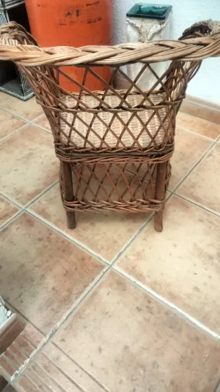 Silla pequeña de mimbre