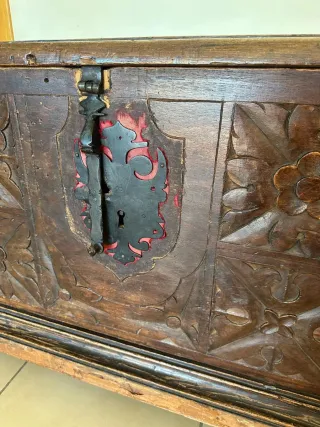 Arcón de madera tallado