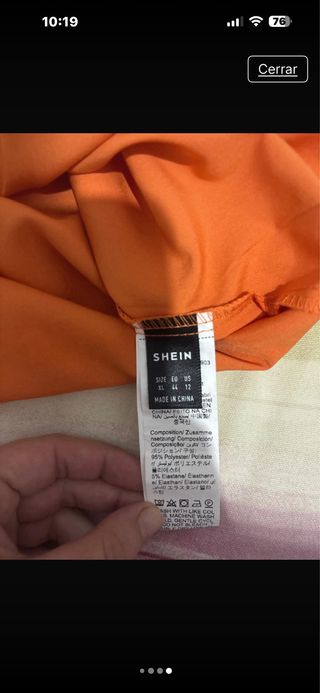 Blusa naranja con estampado dorado